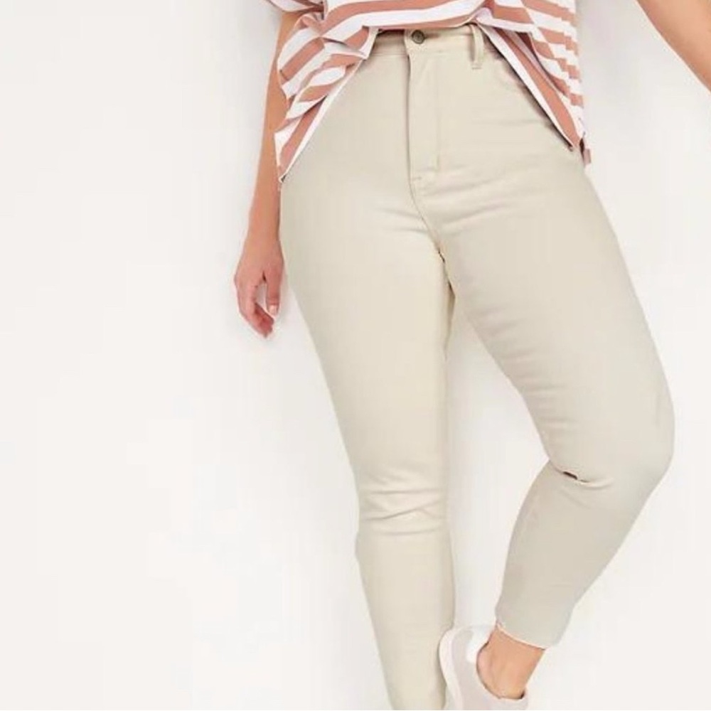 Old Navy Extra High-Waisted Rockstar 360° Stretch Super Skinny Cut-Off Jeans